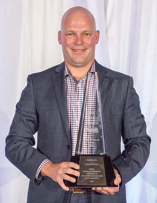 Shawn Vording, VP Automotive Sales, accepting the award on behalf of CARFAX.